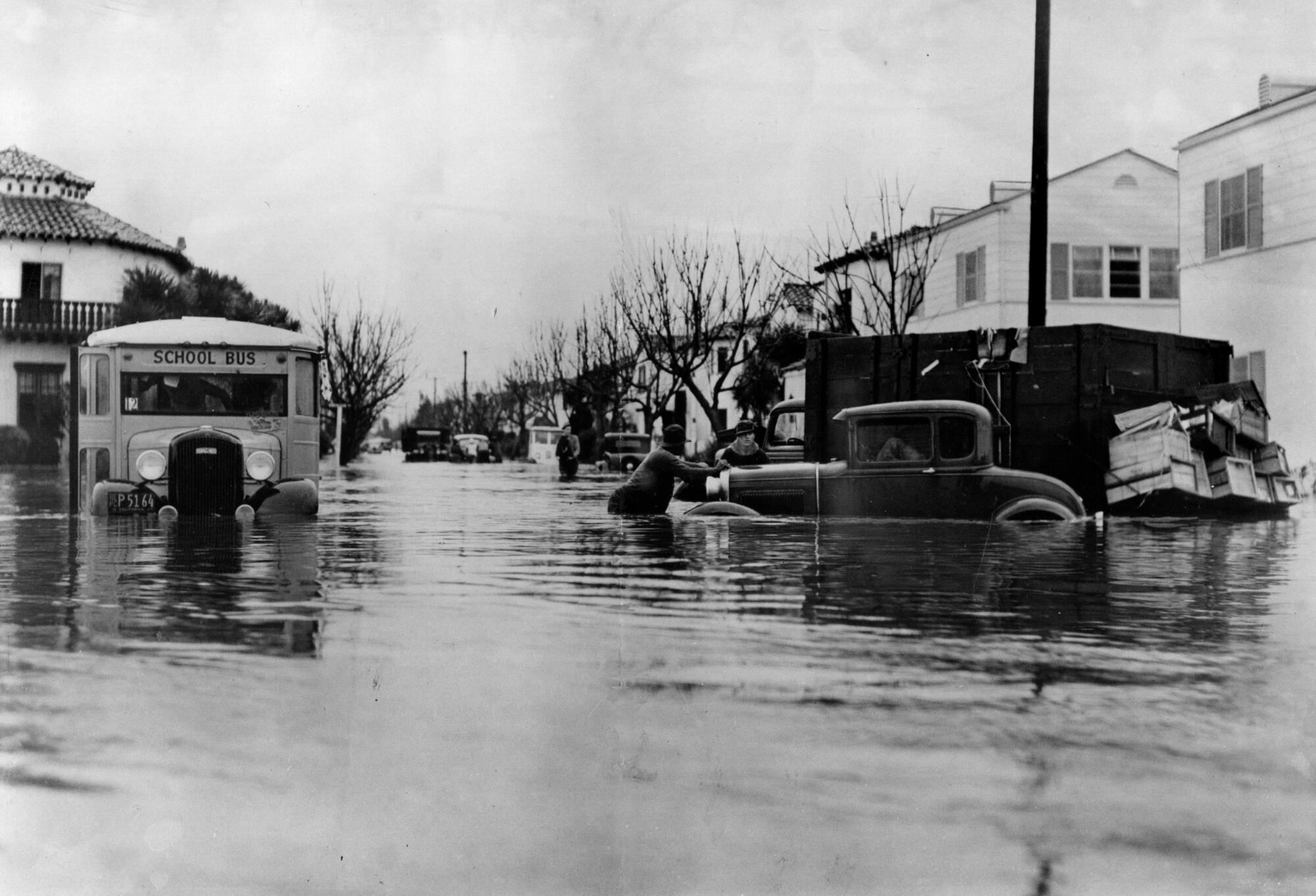 2 mars 1938 : les inondations dans le sud de la Californie font des dizaines de morts.