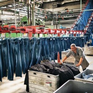 ROPA ET AGUA | 3.800 litres d'eau pour fabriquer un vaquero : ils sont également utilisés pour réduire cet impact