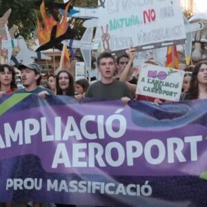 AMPLIACIÓN AÉROPUERTO IBIZA | Ibiza: 5.000 personnes dans la rue contre le plan de l'AENA pour un macro-aéroport de 10 millions de passagers