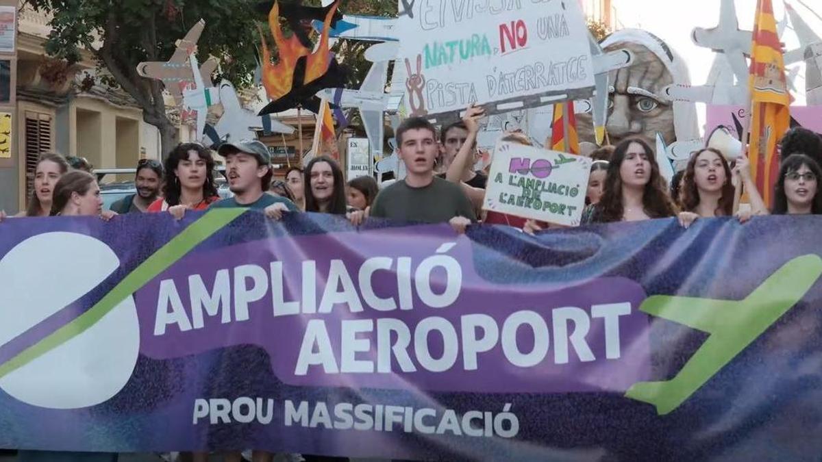 El rechazo al plan de AENA reúne a todos los partidos políticos y entidades de Ibiza