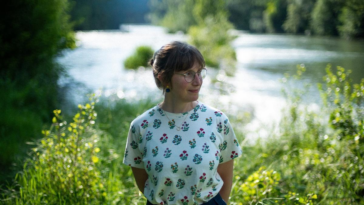 Anna Dot, ante el río Ter.
