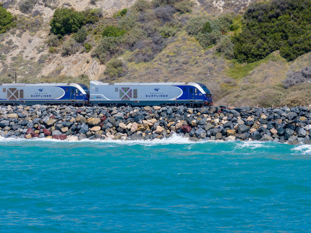 Un train Amtrak Pacific Surfliner passe le long des voies côtières à San Clemente.