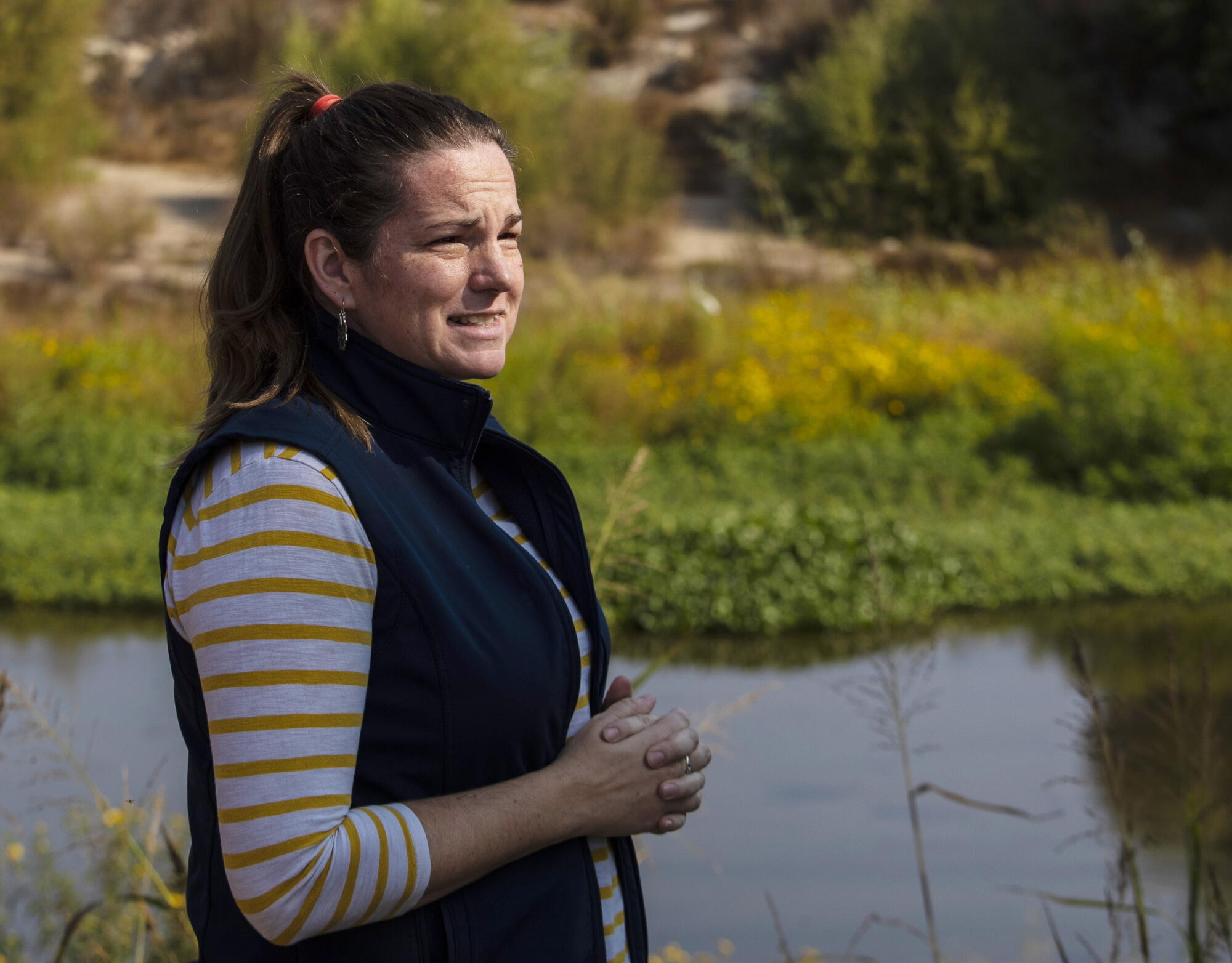 Julie Rentner, présidente de River Partners, se tient au bord de la rivière Tuolumne dans une plaine inondable restaurée du parc national de Dos Rios.