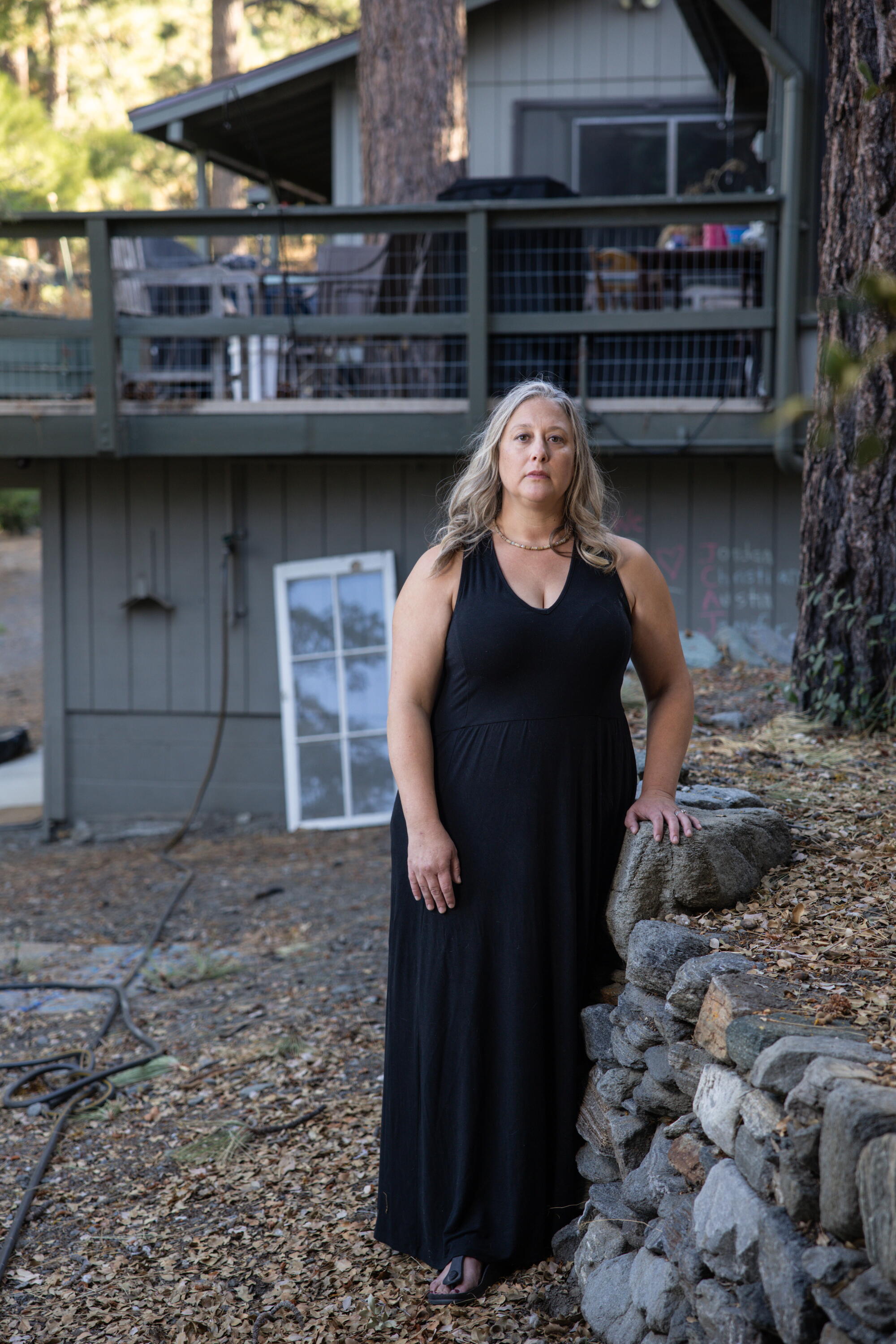 Jennifer Unibe, qui travaille pour la Lone Pine Canyon Protection Alliance, devant sa maison à Wrightwood.