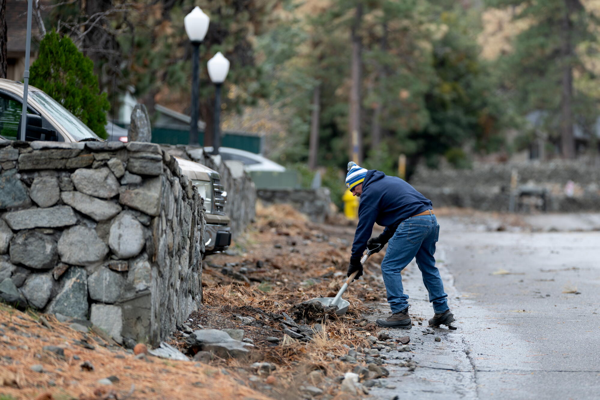 Le résident Ed Kolar nettoie la zone devant sa maison à Wrightwood en décembre.
