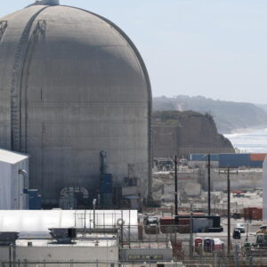 Alors que la côte commence à s'effondrer, le temps presse pour le transport des déchets radioactifs de San Onofre