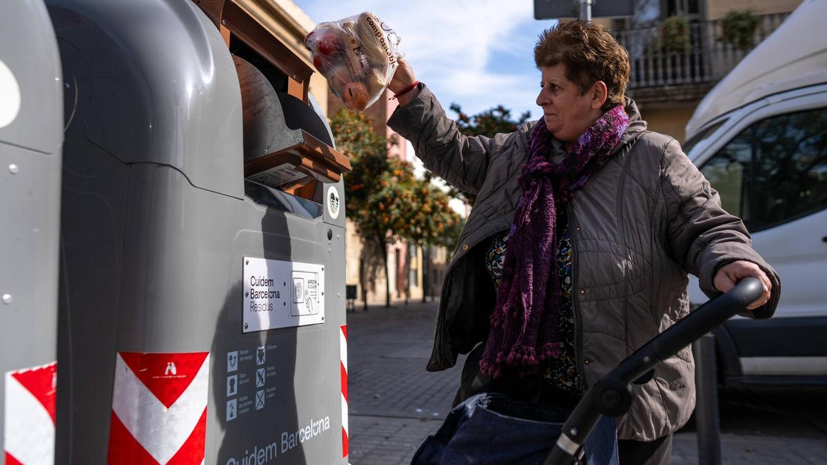 Una vecina tira la basura en un contenedor inteligente del barrio de Sant Andreu.
