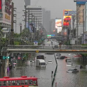 De fortes pluies et des inondations à Bangkok perturbent la circulation et provoquent des évacuations