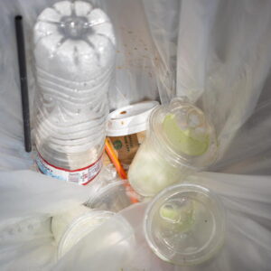 Des mémos révèlent les efforts secrets de l’industrie pour abroger les lois californiennes sur le plastique