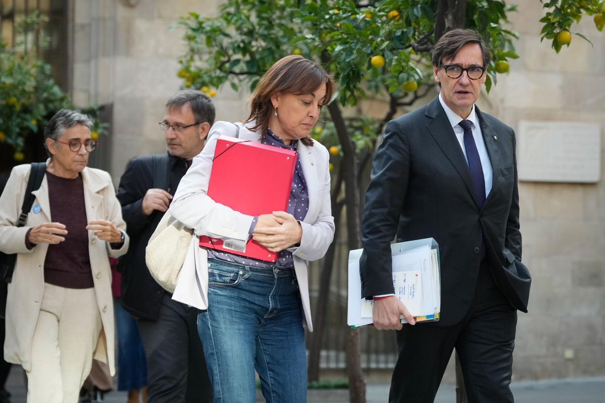 GRAFCAT4577. BARCELONE, 11/11/2025.- Le président de la Generalitat, Salvador Illa, aux côtés du porte-parole du gouvernement, Silvia Paneque (i), à la tête de la réunion sémanale du gouvernement catalan, qui se célèbre entre ses mains crée l'attente pour que le gouvernement de l'État mette en place une fiche pour initier la réforme du système de la finance autonome, après que l'ERC a été placée en 2026, le débat au Congrès de la loi pour que la Catalogne récupère l'IPRF. EFE/Enric Fontcuberta