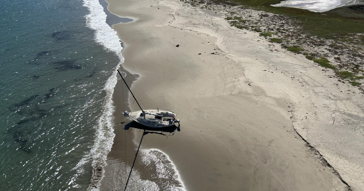 La Garde côtière sauve un marin après l'échouage d'un bateau sur l'île de Santa Rosa