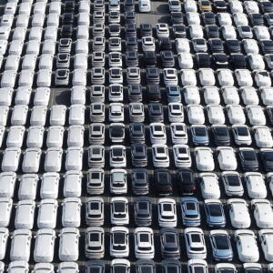 La hausse des exportations chinoises de véhicules électriques éclipse le record de 2025 alors que les ventes intérieures s'effondrent