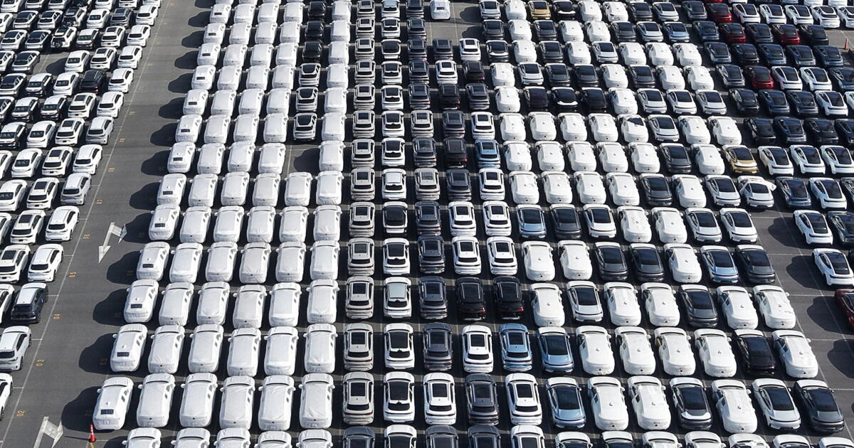 La hausse des exportations chinoises de véhicules électriques éclipse le record de 2025 alors que les ventes intérieures s'effondrent