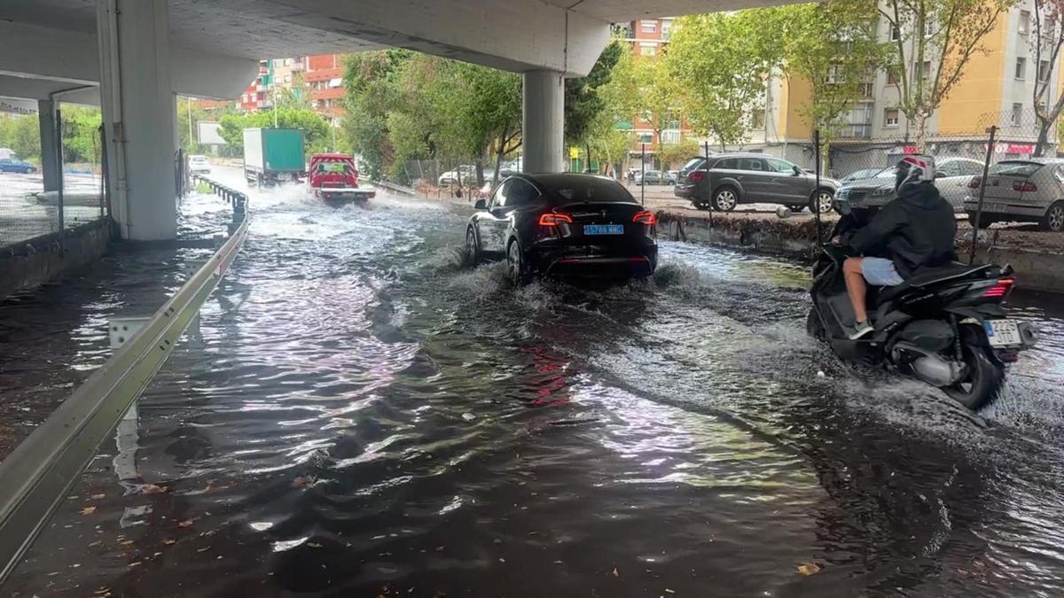 Inundación en el acceso a las rondas por la C-31 en Badalona