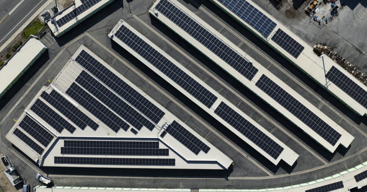 Les législateurs californiens adoptent des projets de loi élargissant l’accès à l’énergie solaire pour les locataires