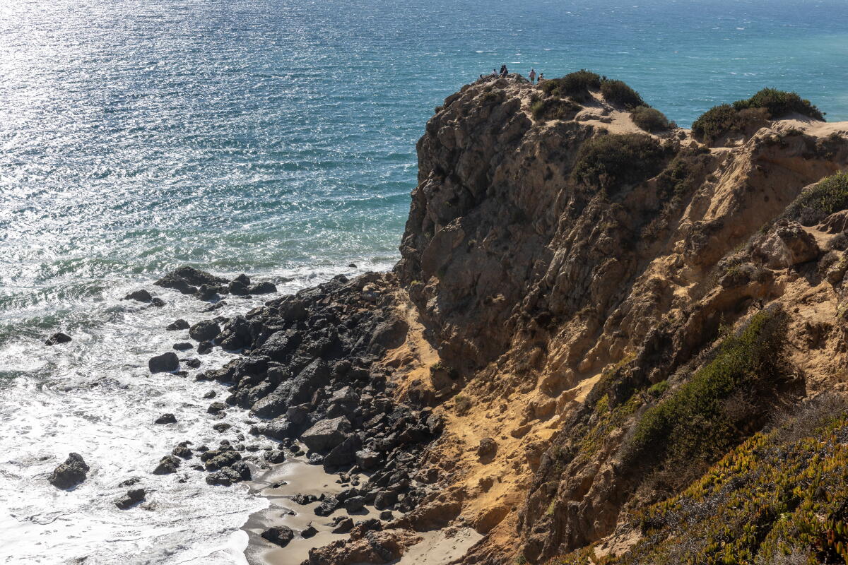 une falaise s'élève au dessus de l'océan