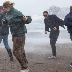 Nor'easter provoque des inondations côtières, des pannes et 1 mort