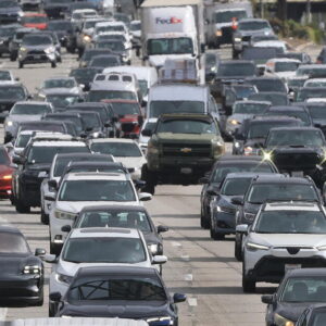 Normes de kilométrage réduites, coûts de pompe plus élevés : ce que la décision automobile de Trump signifie pour la Californie