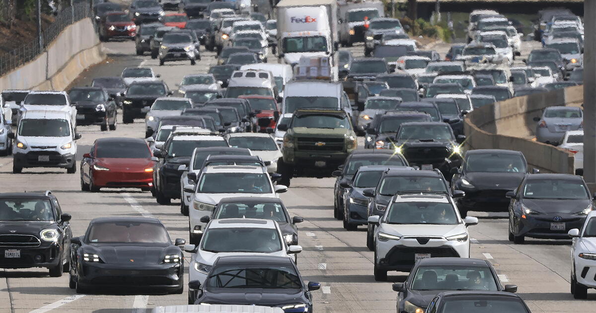 Normes de kilométrage réduites, coûts de pompe plus élevés : ce que la décision automobile de Trump signifie pour la Californie