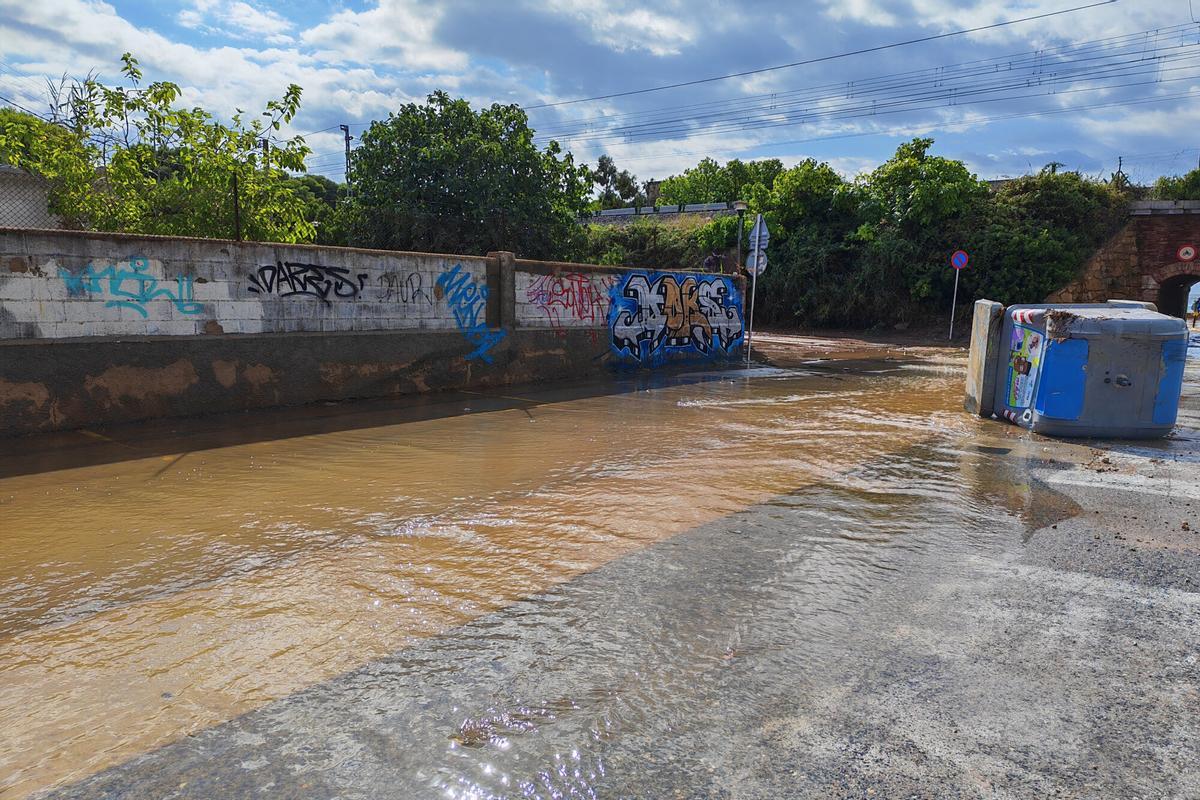 RODA DE BERÁ (TARRAGONA), 22/08/2026.- Les pluies torrentielles se sont produites dans la province de Tarragone pendant les dernières heures ont été obligées de couper les routes et ont affecté diverses lignes de train de Rodalies pendant la madrugada et les premières heures de la mañana de este samedi. EFE/Javier Díaz
