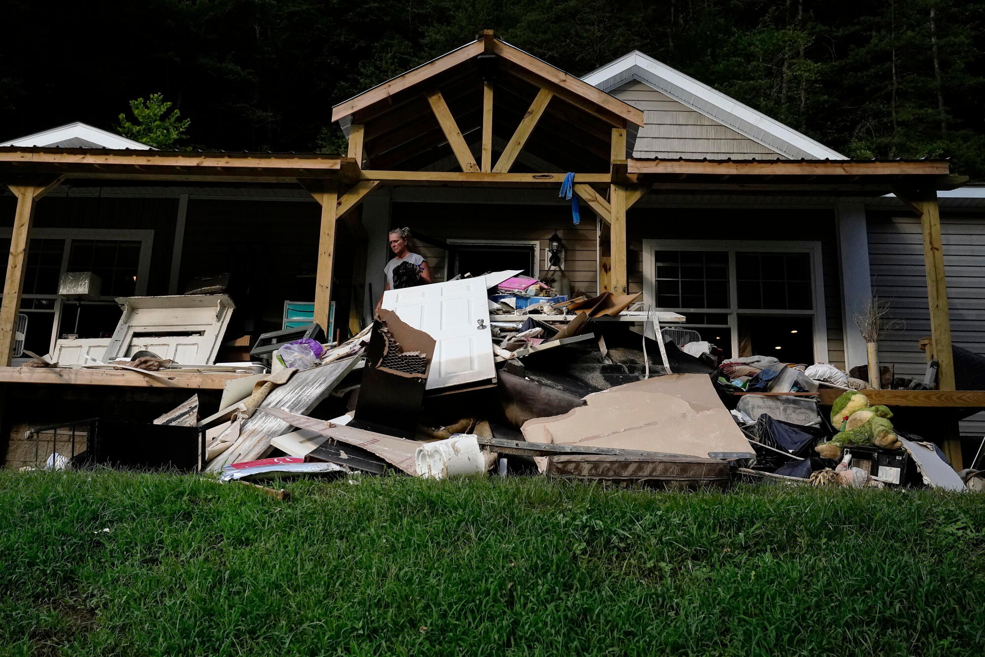 Kathy Hall jette ses affaires endommagées à Hindman, dans le Kentucky, à la suite d'inondations massives.