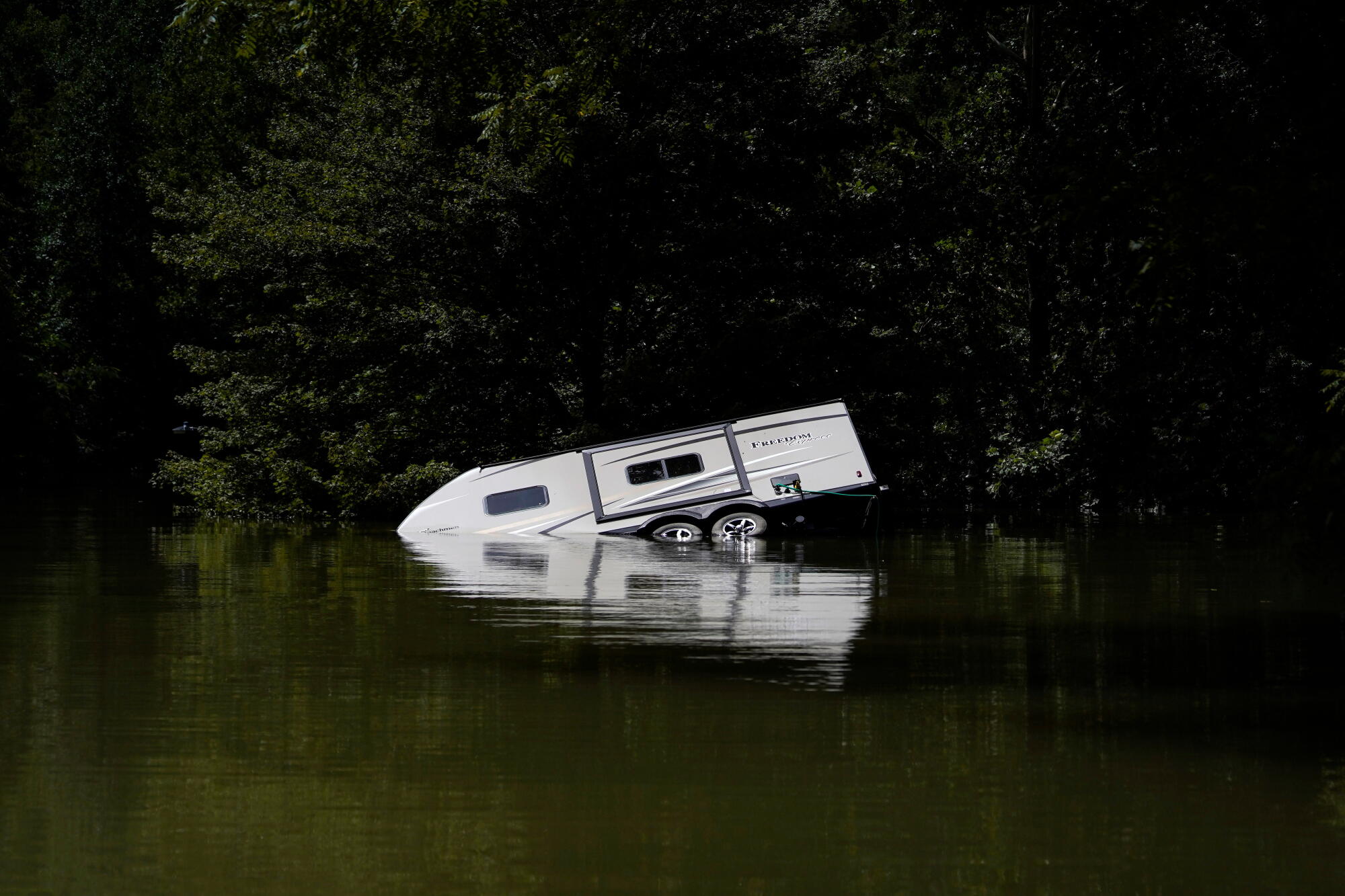 Un camping-car est partiellement submergé dans le lac Carr Creek, près de Hazard, Kentucky.