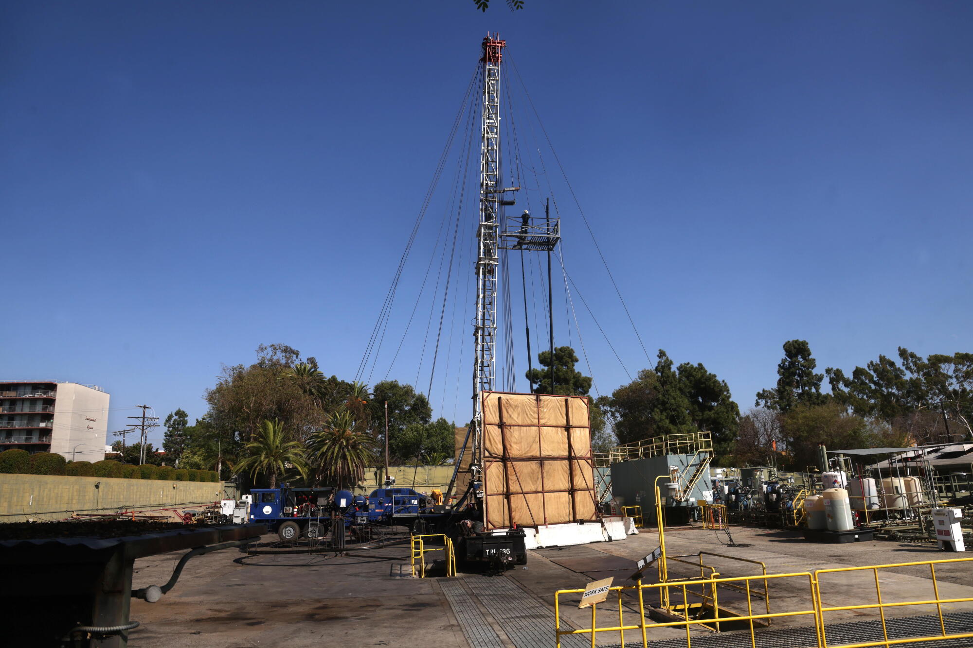 Le site de forage Murphy est une installation d'extraction de pétrole urbaine active située sur West Adams Boulevard, dans le sud de Los Angeles.