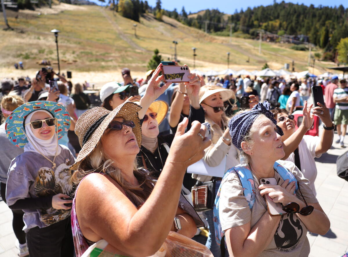 Les membres de la communauté de Big Bear et les voisins admirent même un tableau de l'artiste Jillana Marshall révélé lors d'un mémorial.