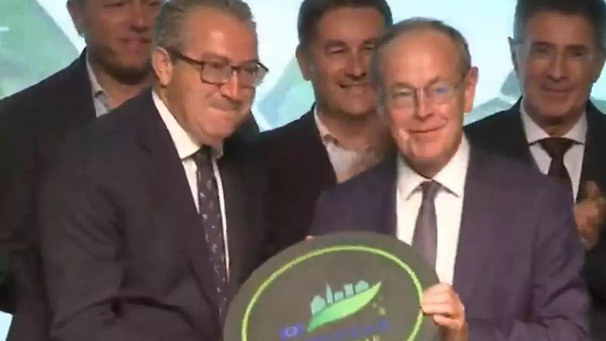 El alcalde, recogiendo el premio