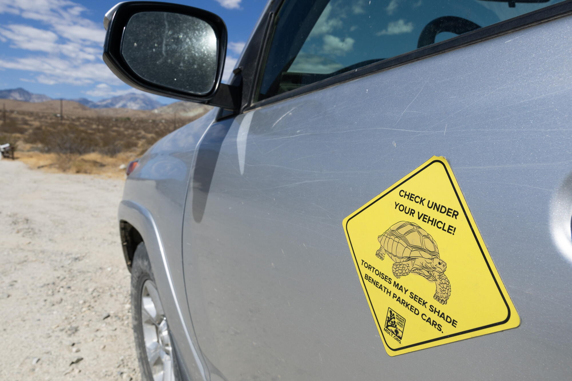 Un autocollant jaune sur un véhicule du Mojave Desert Land Trust 
