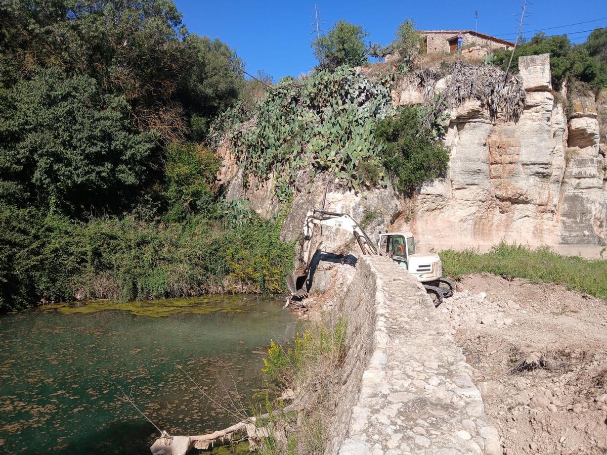 Élimination des structures transversales. Derribo de presas en ríos. Presa de Mas Esplugues, dans le río Gaià, en Quero. Photo de l'Agence Catalane de l'Aigua