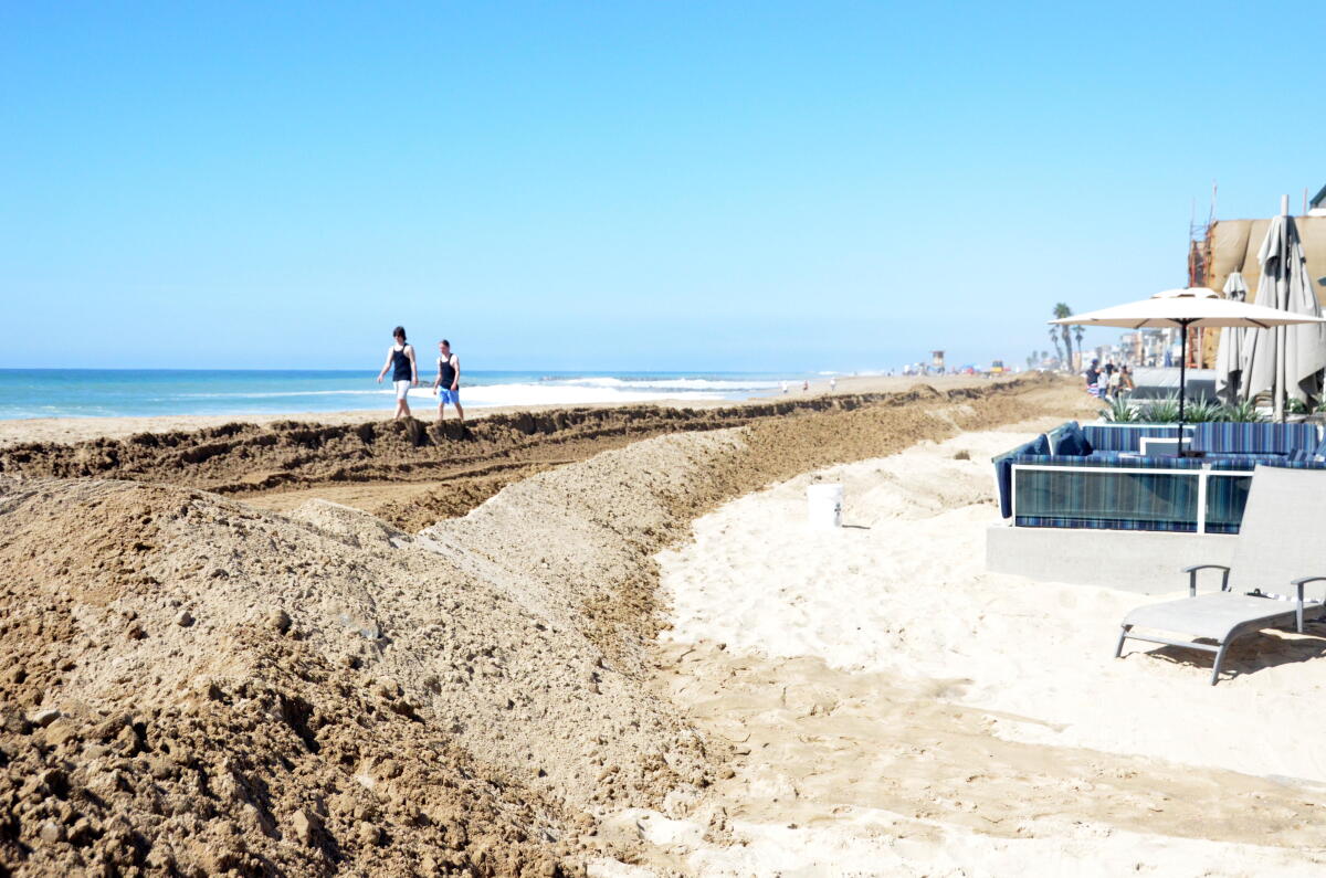 Une berme de sable protège la propriété en bord de mer le long de la péninsule de Balboa