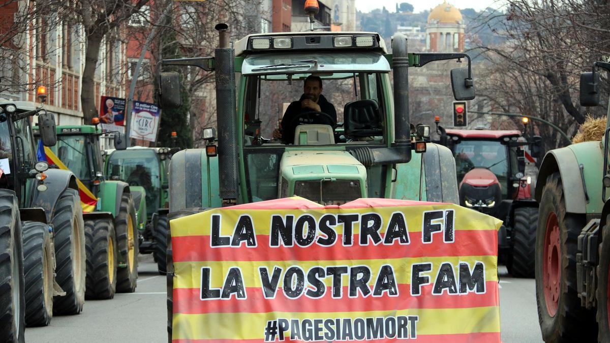 Un tractor con el lema
