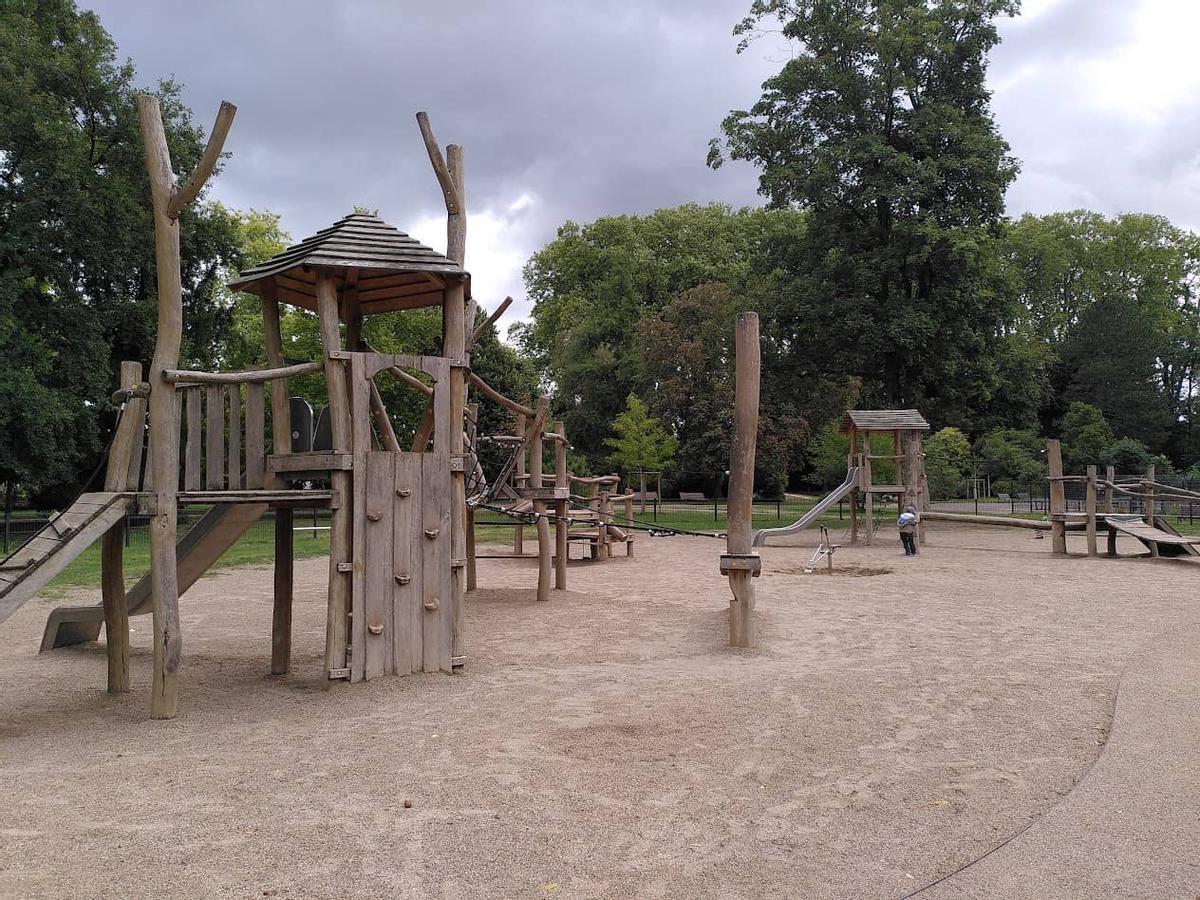 Parc avec suelo de gravilla