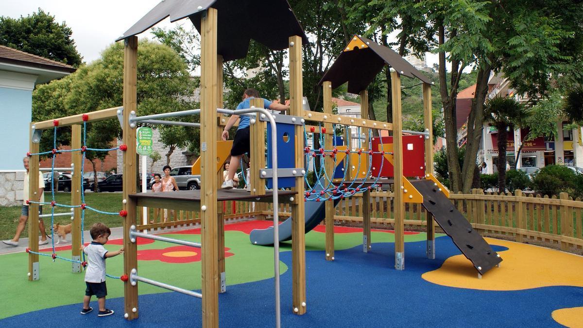 Parque infantil con suelo de caucho