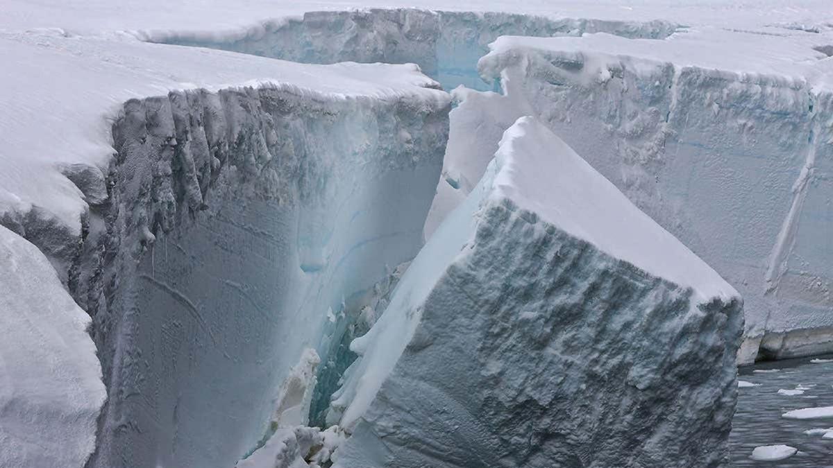 Un fragmento del glaciar Thwaites se desprende precipitándose hacia el mar en la Antártida