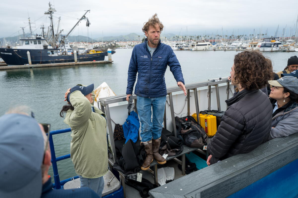 Le professeur Douglas McCauley de l'UCSB s'entretient avec des invités à Ventura Harbour après une visite dans les zones marines protégées. 