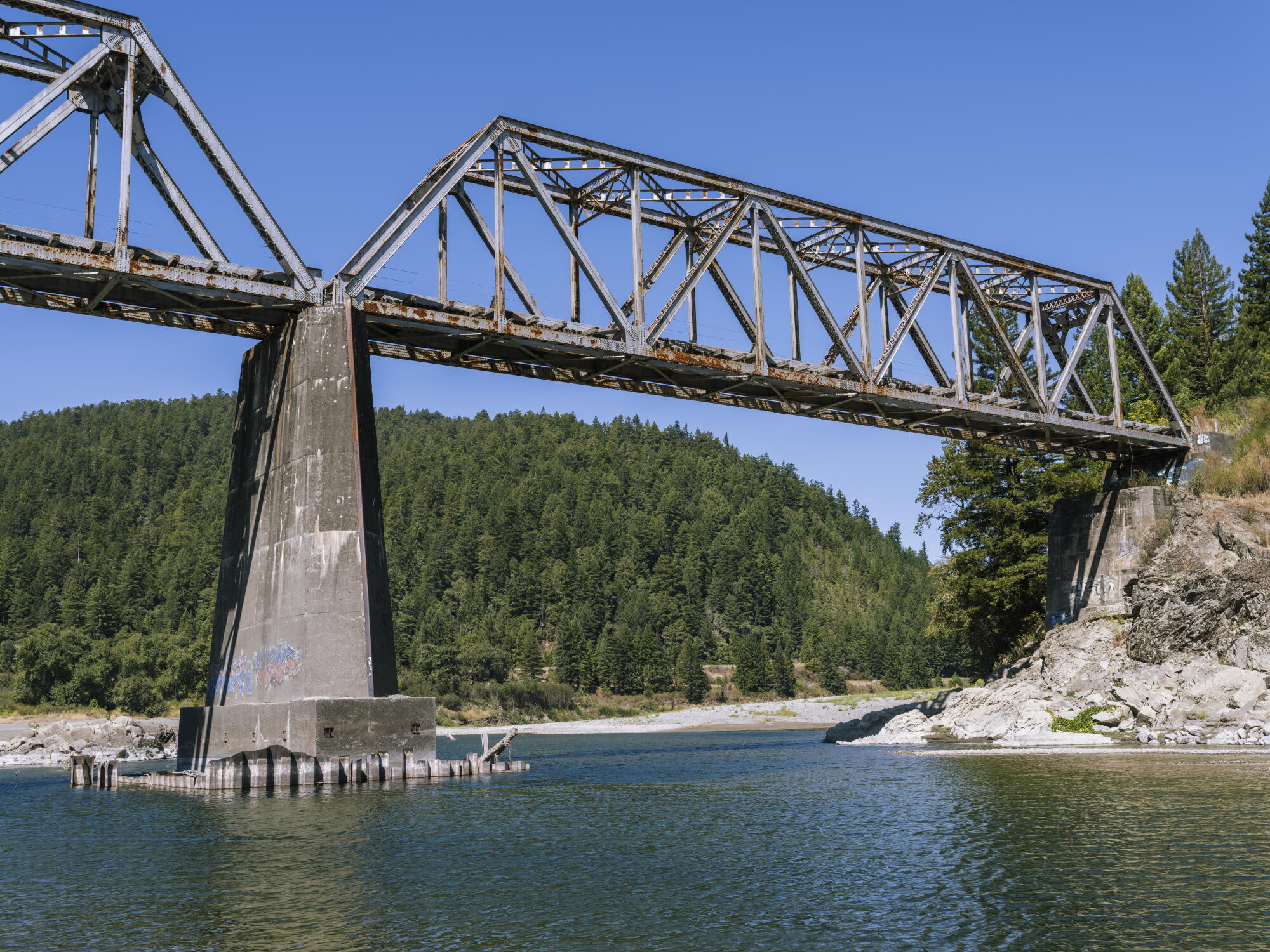 un pont ferroviaire hors service traversant la rivière Eel