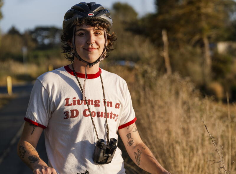 Finley Kilgo fait une pause lors d'une balade à vélo à travers le marais et la réserve faunique d'Arcata