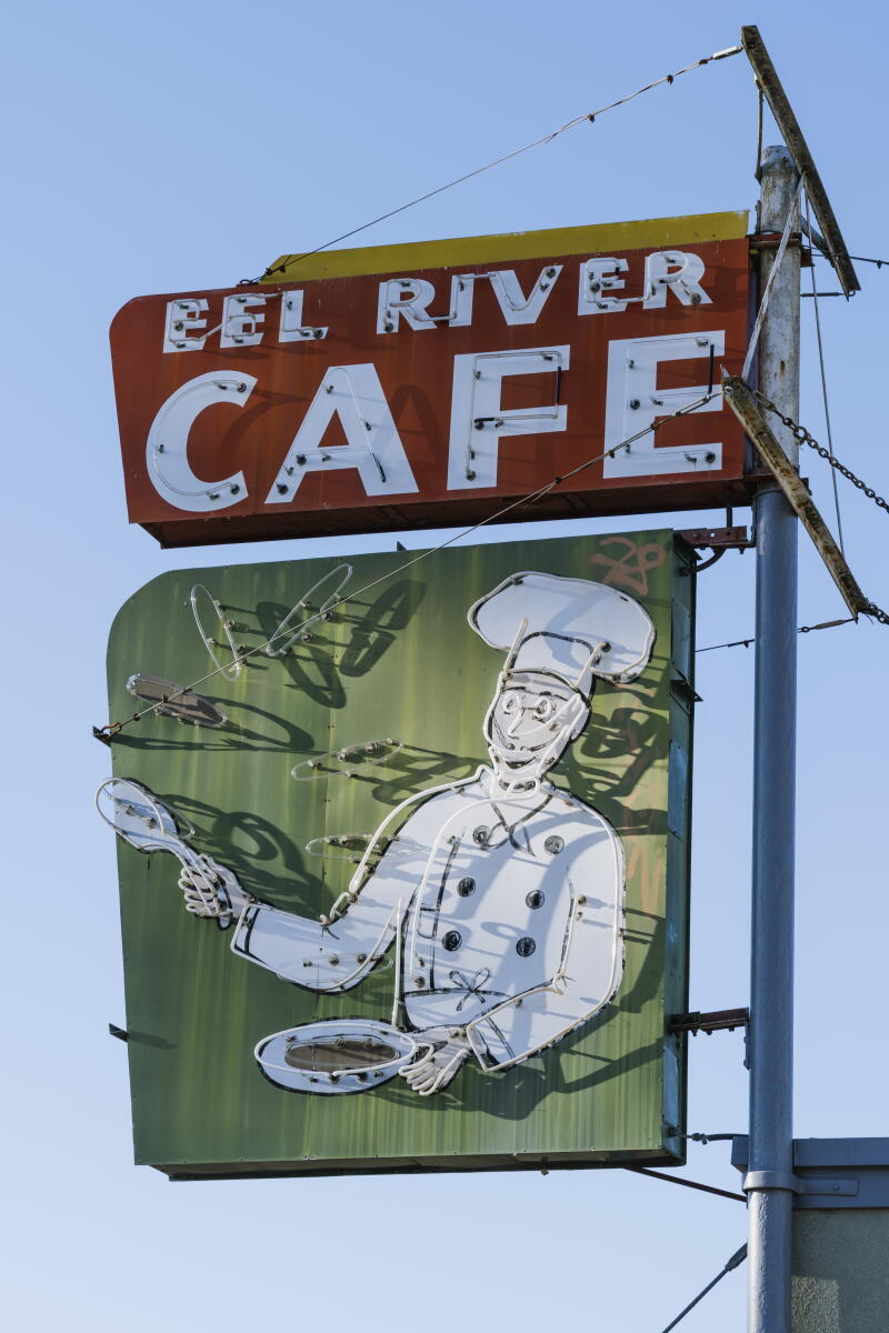 Un panneau de café se dresse au-dessus de Garberville, en Californie