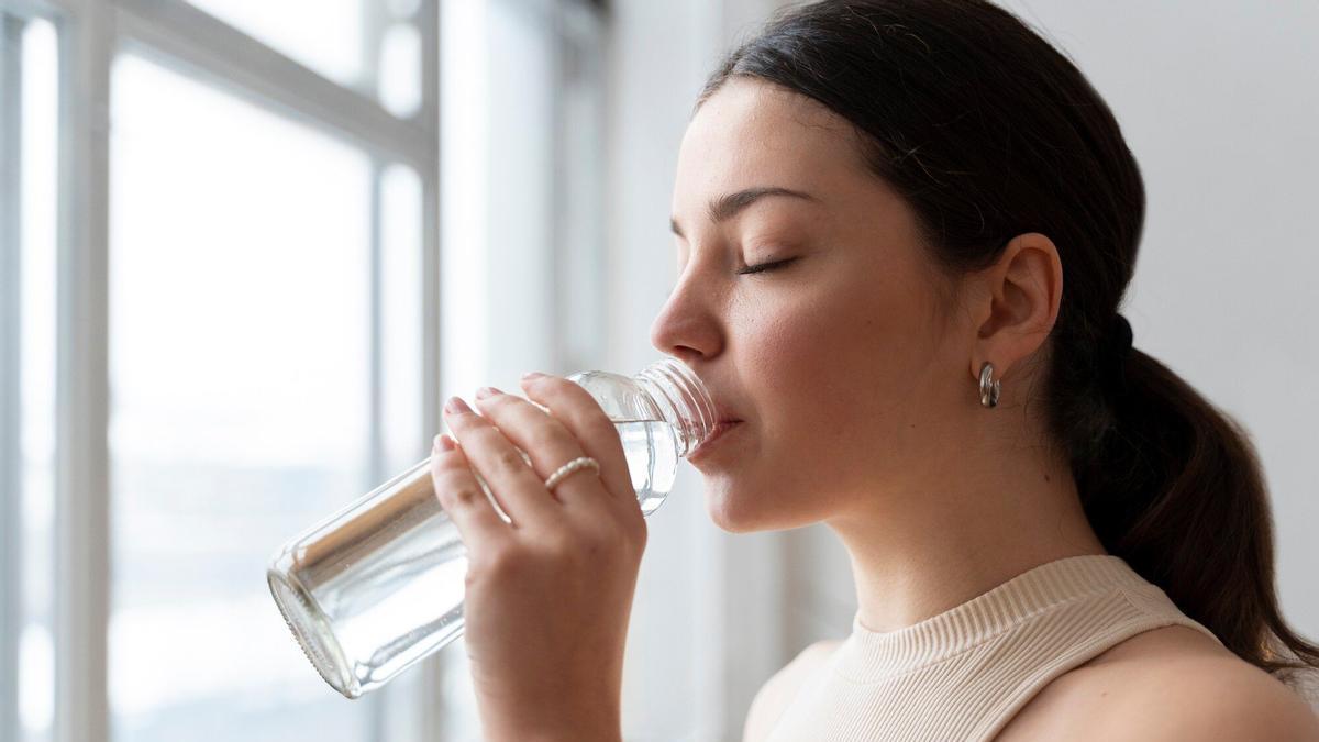 Los microplásticos que ingerimos al beber pueden reducirse de forma muy fácil