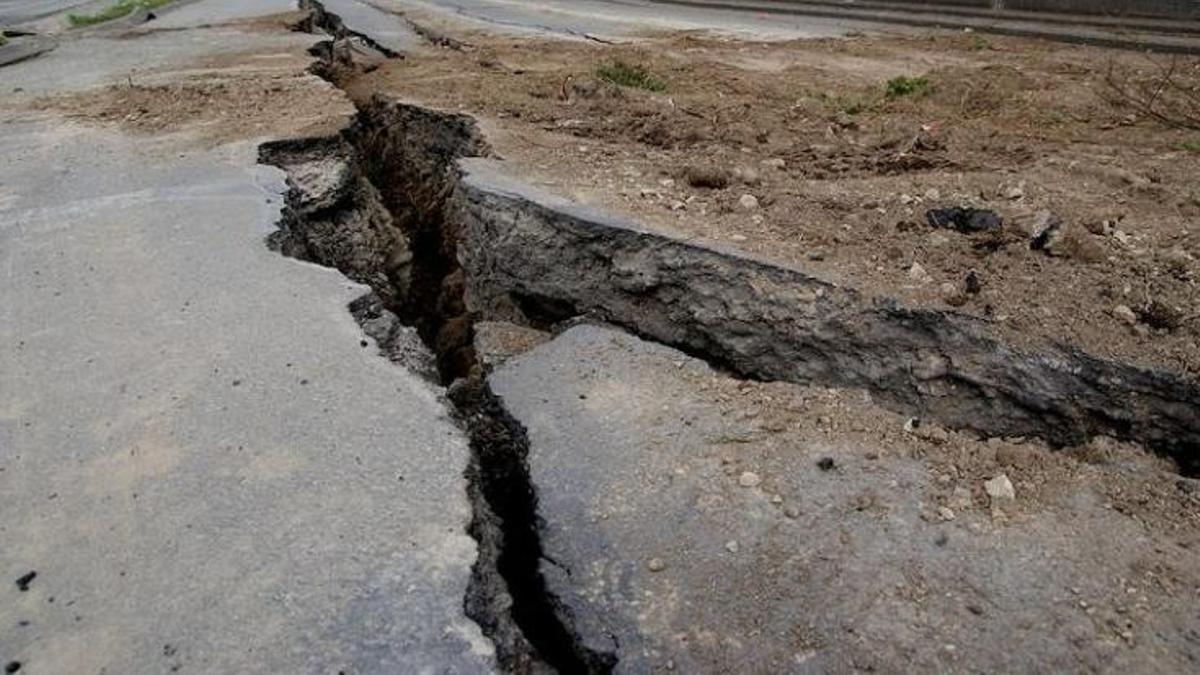 Carretera deteriorada a causa de un terremoto.