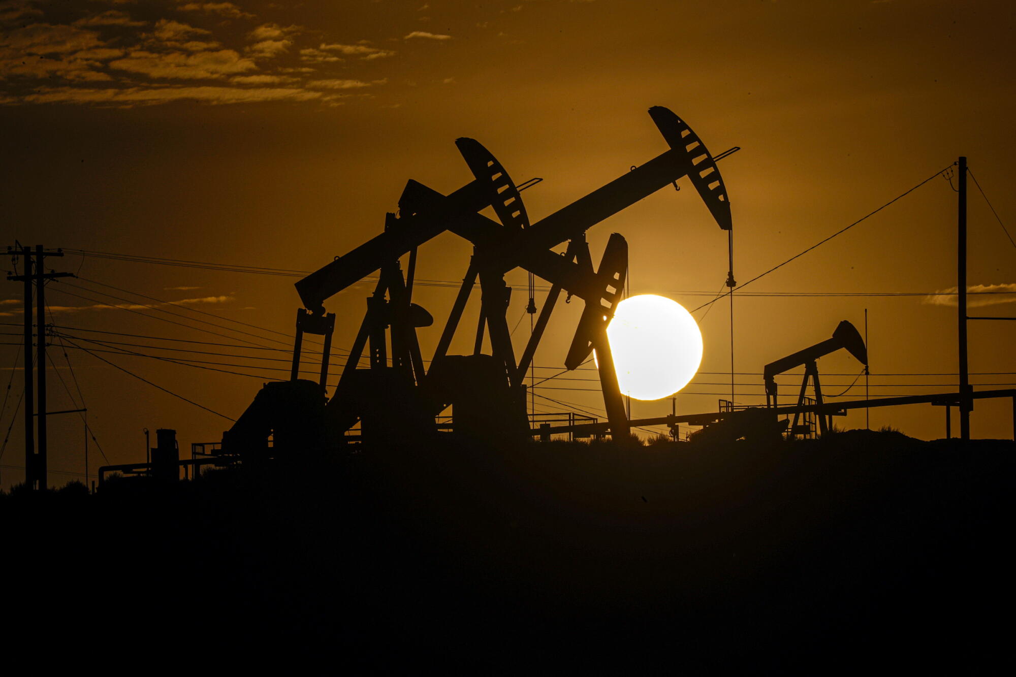 Le soleil se couche sur le champ pétrolier Cymric à McKittrick, en Californie.