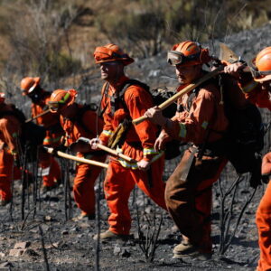Alors que l'incendie de Bryson ravive le traumatisme à Malibu, les voisins s'appuient les uns sur les autres