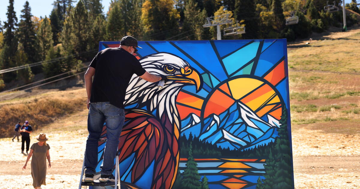 Des milliers de personnes se rassemblent pour célébrer le regretté Jackie, célèbre aigle de Big Bear
