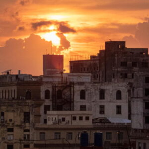 Des panneaux solaires aident Cuba à maintenir certaines lumières allumées