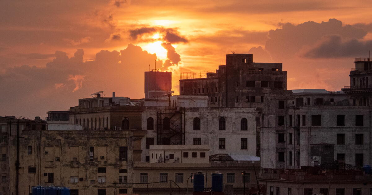 Des panneaux solaires aident Cuba à maintenir certaines lumières allumées