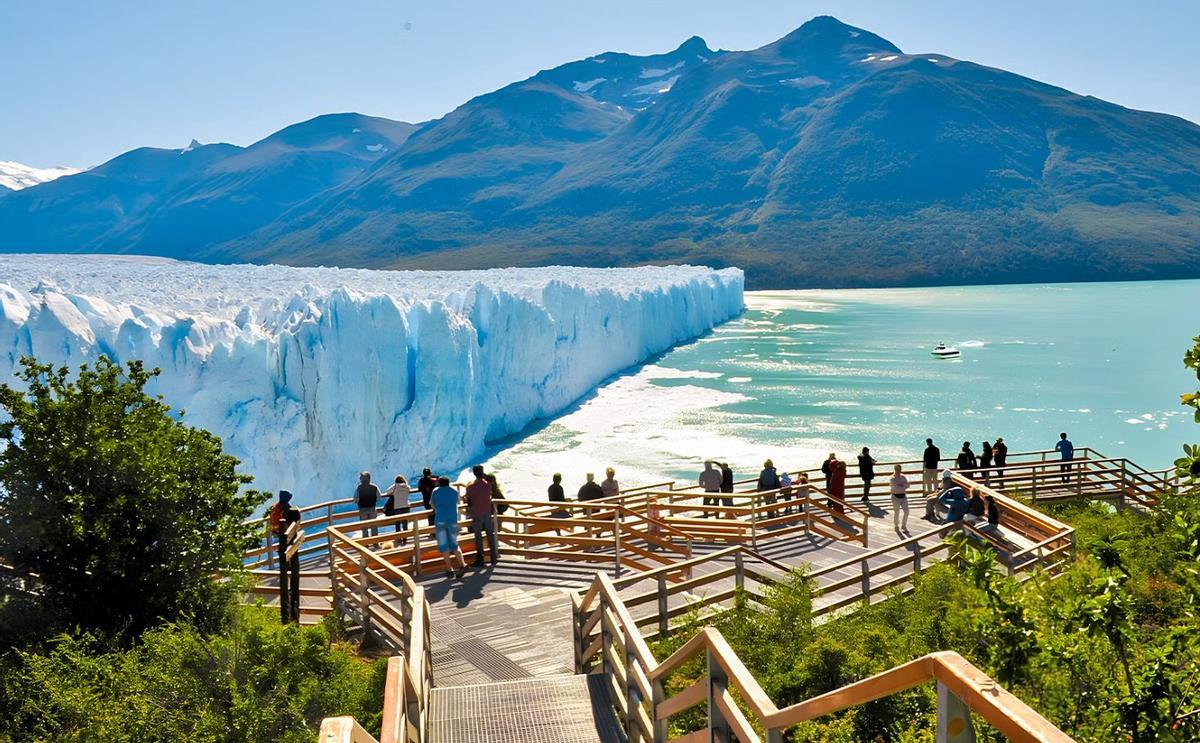 Les touristes observent le front du glacier