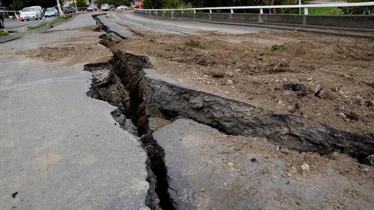 Carretera deteriorada a causa de un terremoto.