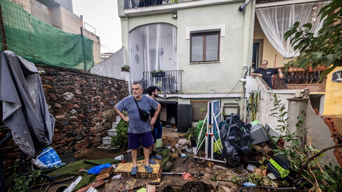 Vecinos de Granollers observan los desperfectos que han sufrido en sus viviendas tras las lluvias torrenciales. Granollers a 5 de Octubre de 2026. AUTOR: JORDI OTIX